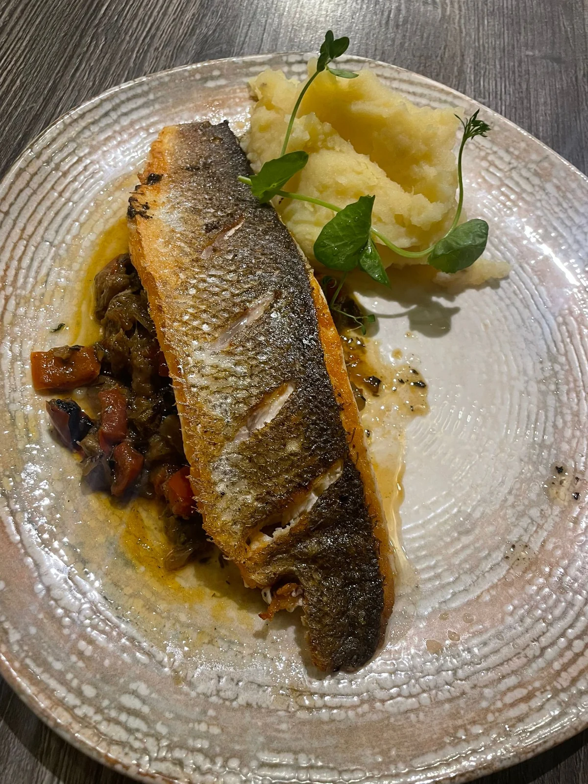 Poisson dressé avec son accompagnement