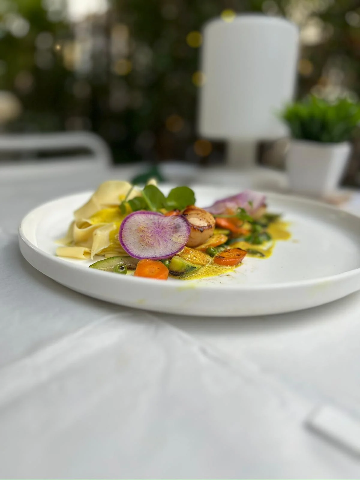 Assiette raffinée sur une table