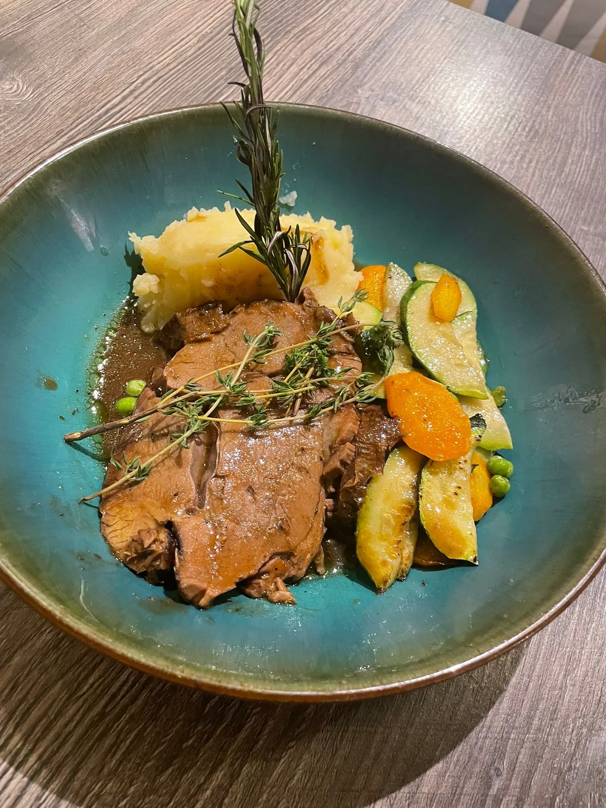 Viande et légumes dans une assiette verte