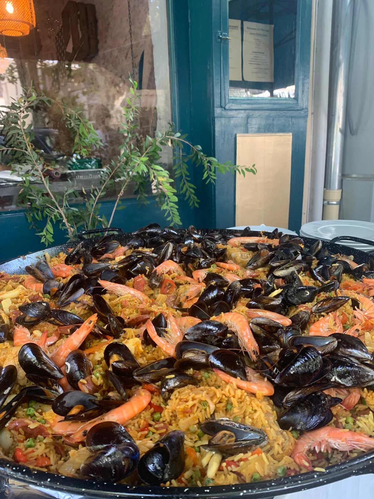 Grande poêlée de riz et fruits de mer