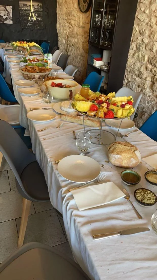 Buffet et préparations pour les convives